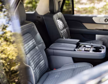 Интерьер 2018–21 Lincoln Navigator Black Label [North America] '2017–21