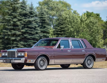 1989 Lincoln Town Car Signature Series (82 43D)