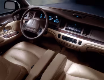 Торпедо 1995–97 Lincoln Town Car Signature Series (M82) '1994–09.1997