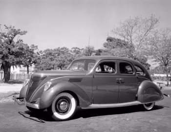 1936 Lincoln Zephyr 4-door Sedan (900-902)