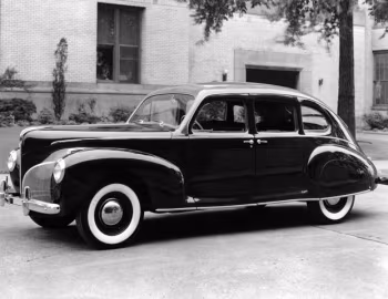 1941 Lincoln Zephyr Sedan (16H 73)