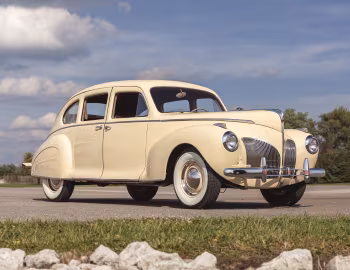 1941 Lincoln Zephyr Sedan (16H 73)