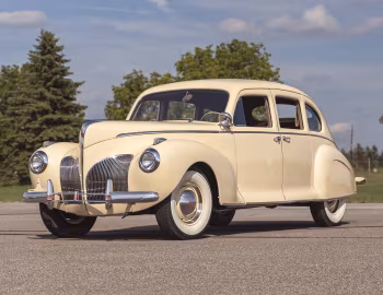 1941 Lincoln Zephyr Sedan (16H 73)