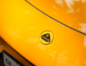 Logotipo Lotus Emira First Edition [India] '2022–25