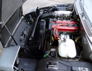 Sob o capô Lotus M90 '1984