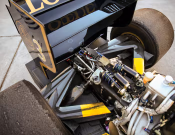 Sob o capô Lotus T125 Exos '2010–11