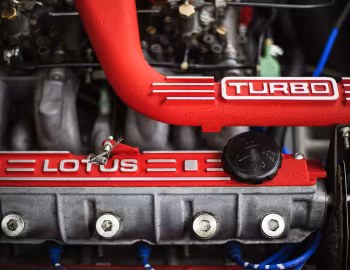Sob o capô Lotus Turbo Esprit HC Limited Edition '1987