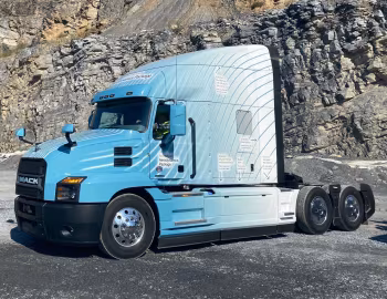 Mack Anthem 70" Stand Up Sleeper '2018–pr.