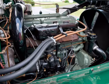Sob o capô 1949 Mack LF Tractor Truck