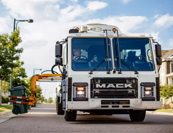 Mack LR Labrie Side Loader Refuse Truck '2016–pr.