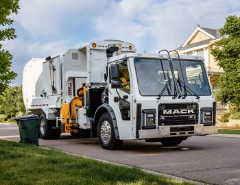 Mack LR Labrie Side Loader Refuse Truck '2016–pr.