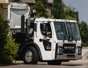 Mack LR Labrie Side Loader Refuse Truck '2016–pr.