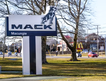 Logotipo Mack Trucks Lehigh Valley Operations facility '1975–pr.