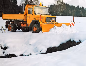 Magirus-Deutz 130 D 12 AK mit Schmidt-Feerklappen Schneepflug Typ F '1975–82