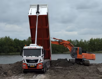 MAN TGS 49.440 10×4-6 BBL, Hitachi ZX210LC