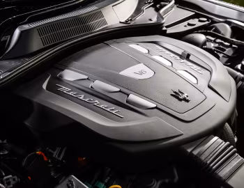 Sous la capuche Maserati Ghibli [UK-spec] '2013–17