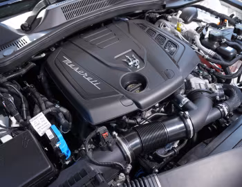 Sous la capuche Maserati Ghibli Hybrid GranSport Nerissimo Pack [UK-spec] (M157) '2020–21