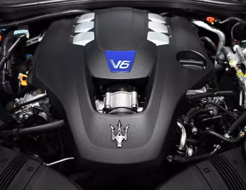 Sous la capuche 2022–24 Maserati Ghibli Modena Q4 Nerissimo Pack [North America] (M157) '2021–24