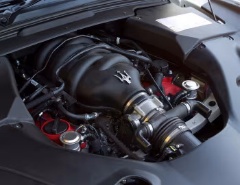 Sous la capuche Maserati GranCabrio [UK-spec] (M145) '2010–17