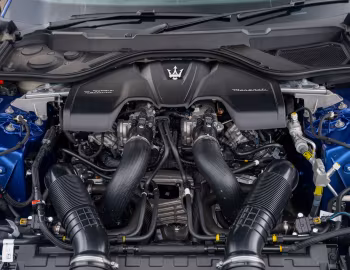 Sous la capuche Maserati GranCabrio Trofeo [UK-spec] (M189) '2024–26