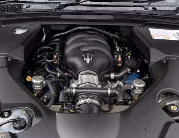 Sous la capuche Maserati GranTurismo [UK-spec] (M145) '2007–17