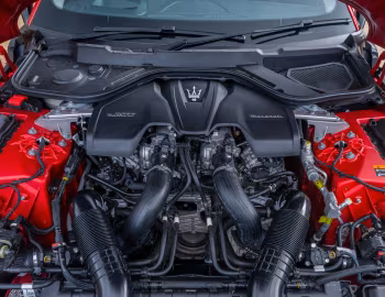 Sous la capuche Maserati GranTurismo Trofeo [UK-spec] (M189) '2023–26