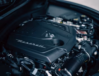 Sous la capuche Maserati Levante GT Hybrid [Japan] (M161) '2022–pr.