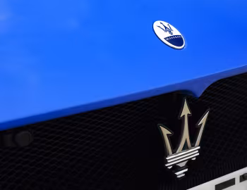 Logo Maserati MC20 Coupé [UK-spec] (M240) '2021–pr.