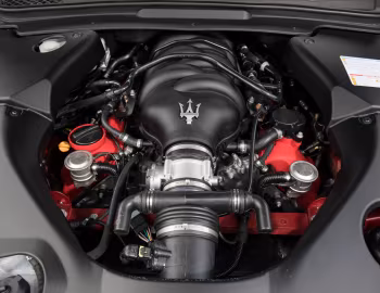 Sous la capuche Maserati GranTurismo MC [UK-spec] (M145) '2017–19