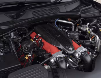 Sous la capuche Maserati Quattroporte Trofeo [UK-spec] (M156) '2021–23