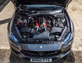 Sous la capuche Maserati Quattroporte Trofeo [UK-spec] (M156) '2020–21