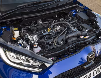 Bajo el capó Mazda2 Hybrid [UK-spec] '2024–pr.