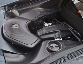 Sob o capô 2016–17 McLaren 675LT [North America] '2015–17