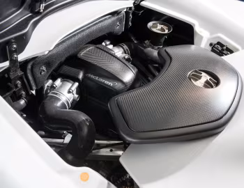 Sob o capô 2017 McLaren 675LT Spider [North America] '2016–17
