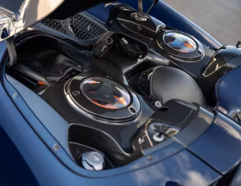 Sous la capuche 2021 McLaren Elva [North America] (#090)