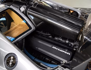 Sob o capô McLaren F1 High Downforce Package "LM-Spec" (#018) '1994