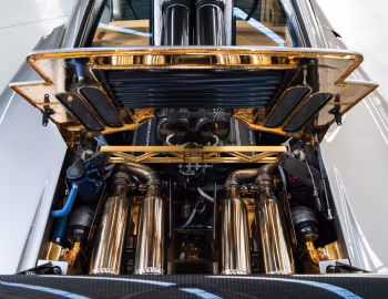 Sob o capô McLaren F1 High Downforce Package "LM-Spec" (#018) '1994