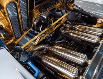 Sob o capô McLaren F1 High Downforce Package "LM-Spec" (#018) '1994