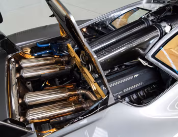 Sob o capô McLaren F1 High Downforce Package "LM-Spec" (#018) '1994