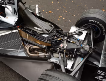 Sob o capô McLaren MP4/16 '2001