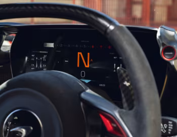 Painel McLaren W1 [UK-spec] '2025–pr.