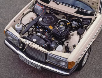 Bajo el capó Mercedes-Benz 200 (Bm.123.220) '10.1979–11.1985