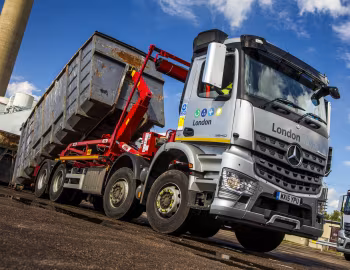 Mercedes-Benz Arocs 3240 K with Hyva hook-loader [UK-spec] '2015