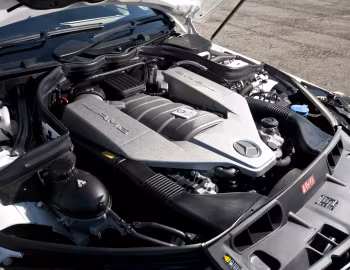 Bajo el capó Mercedes-Benz C 63 AMG [UK-spec] (W204) '2011–14