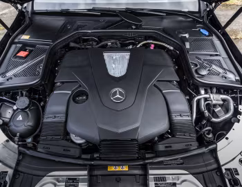 Sob o capô 2015–18 Mercedes-Benz C 400 4MATIC Sport Package [North America] (W205) '2014–18