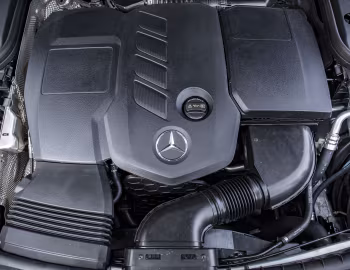 Sob o capô Mercedes-Benz E 220 d AMG Line [UK-spec] (W213) '2016–20