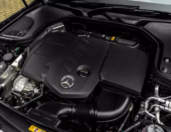 Bajo el capó Mercedes-Benz E 300 de AMG Line [UK-spec] (W213) '2020–23