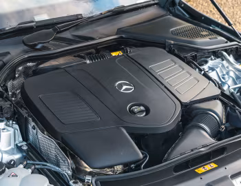 Sous la capuche Mercedes-Benz E 300 e AMG Line [UK-spec] (W214) '2023–pr.