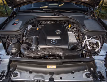 Sob o capô 2016–19 Mercedes-Benz GLC 300 4MATIC AMG Line [North America] (X253) '2015–19