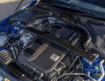 Bajo el capó Mercedes-AMG C 63 S E Performance [UK-spec] (W206) '2023–pr.